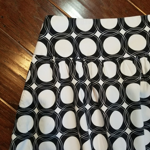 Black and white skirt - Picture 3 of 5